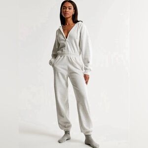 Abercrombie & Fitch I Pants Jumpsuit
With Hoodie